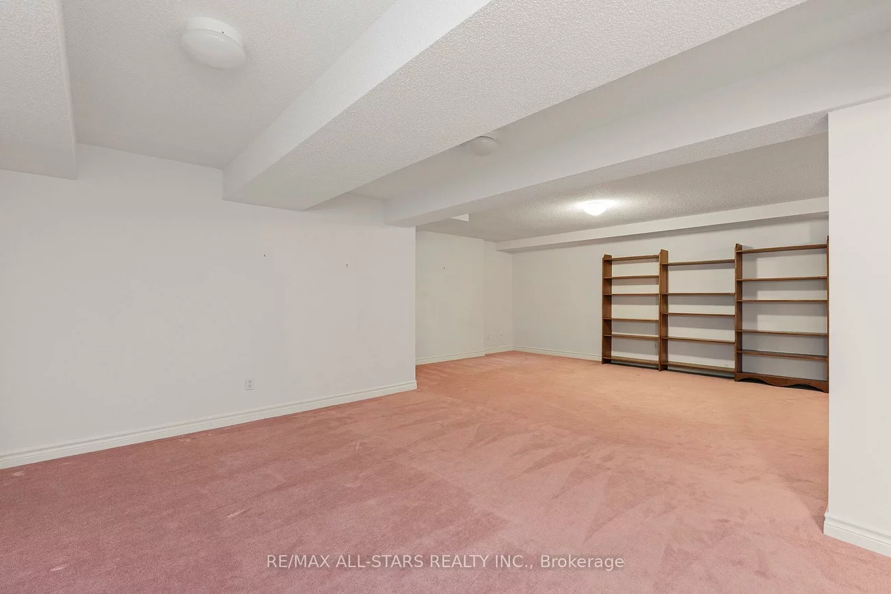 16, Kingfisher Cove, Greensborough, Markham