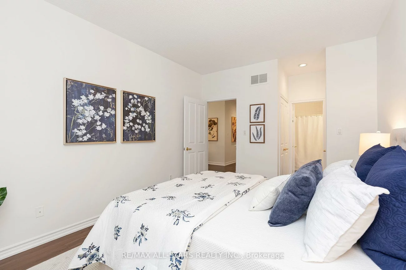 16, Kingfisher Cove, Greensborough, Markham