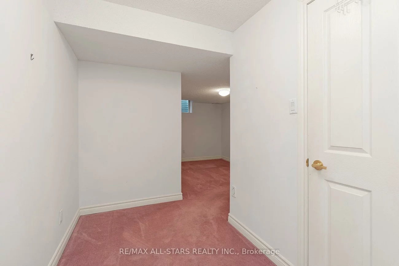 16, Kingfisher Cove, Greensborough, Markham