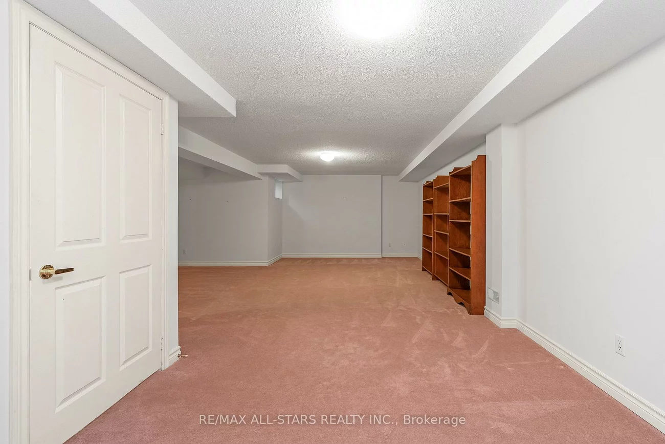 16, Kingfisher Cove, Greensborough, Markham