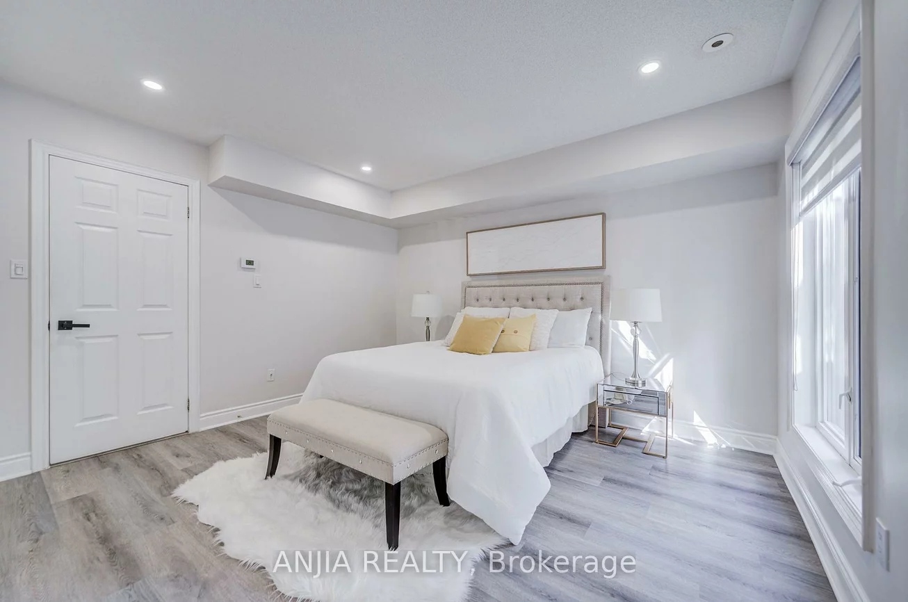 25, Galleria, Commerce Valley, Markham