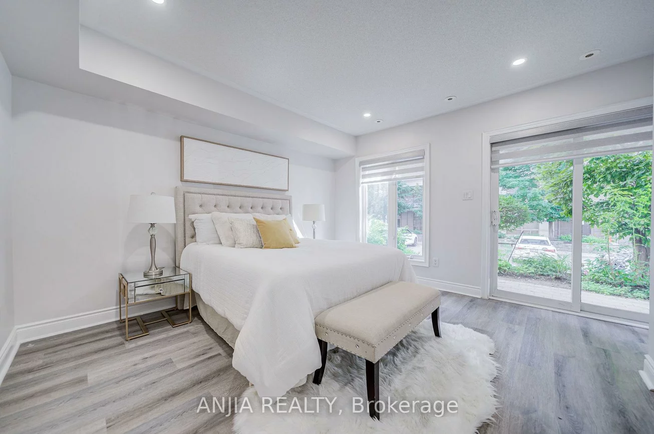 25, Galleria, Commerce Valley, Markham