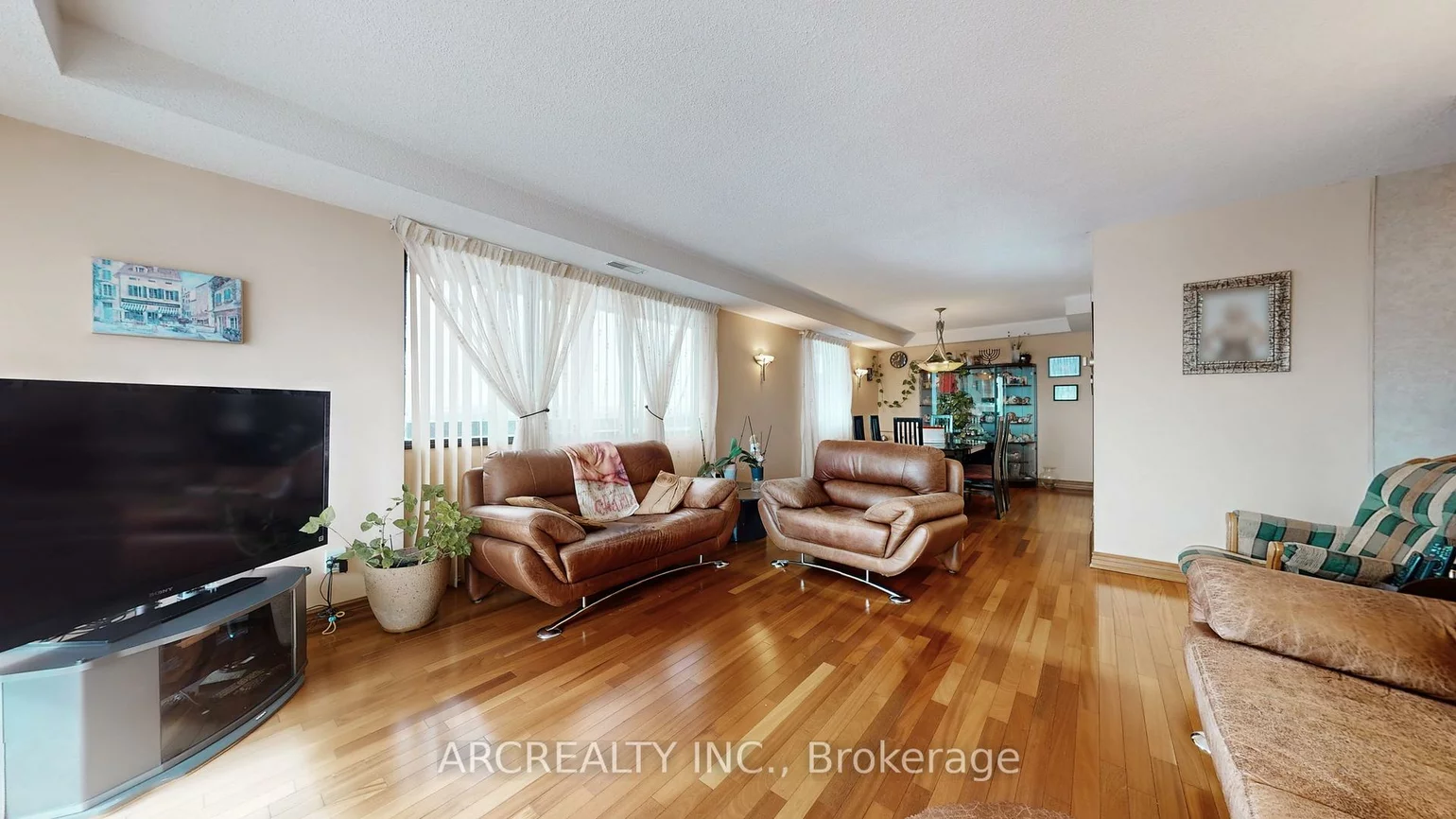 8111, Yonge, Royal Orchard, Markham