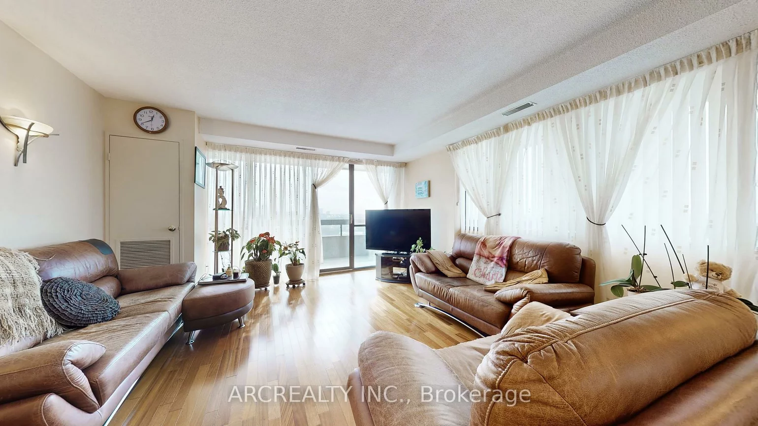 8111, Yonge, Royal Orchard, Markham