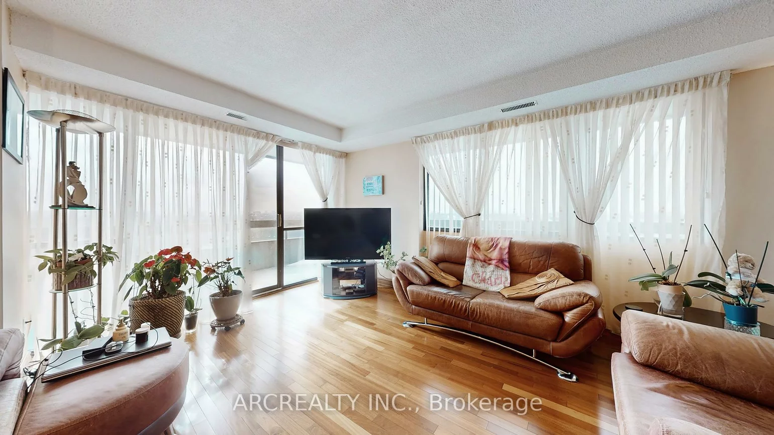 8111, Yonge, Royal Orchard, Markham
