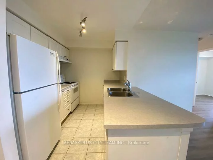 55, Strathaven, Hurontario, Mississauga