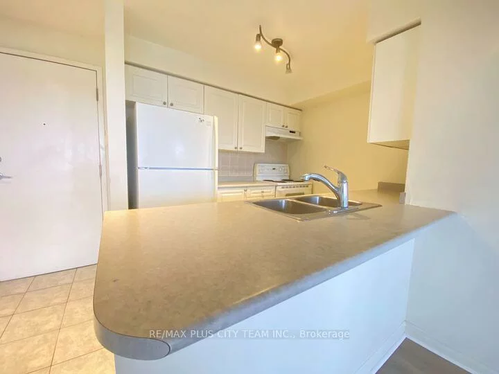 55, Strathaven, Hurontario, Mississauga