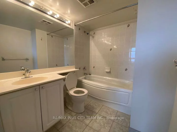 55, Strathaven, Hurontario, Mississauga