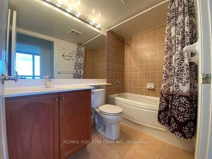 55, Strathaven, Hurontario, Mississauga