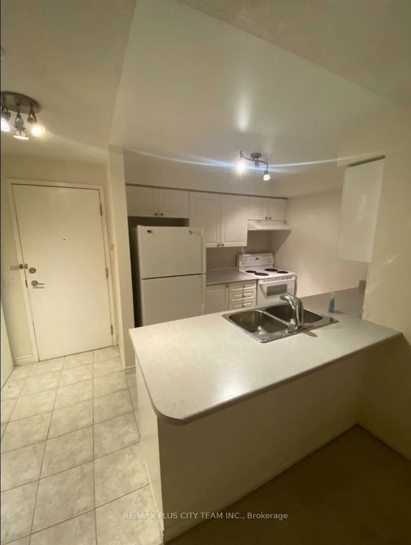 55, Strathaven, Hurontario, Mississauga