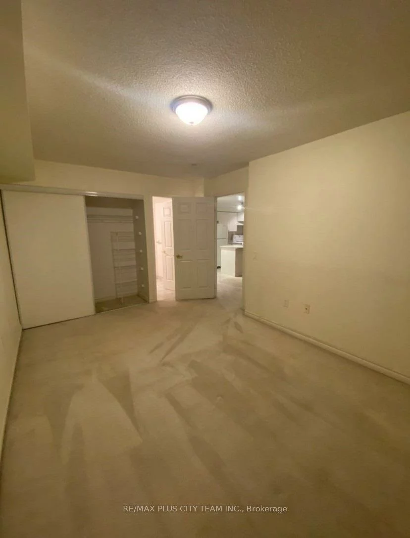 55, Strathaven, Hurontario, Mississauga