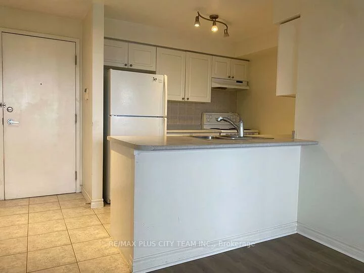55, Strathaven, Hurontario, Mississauga