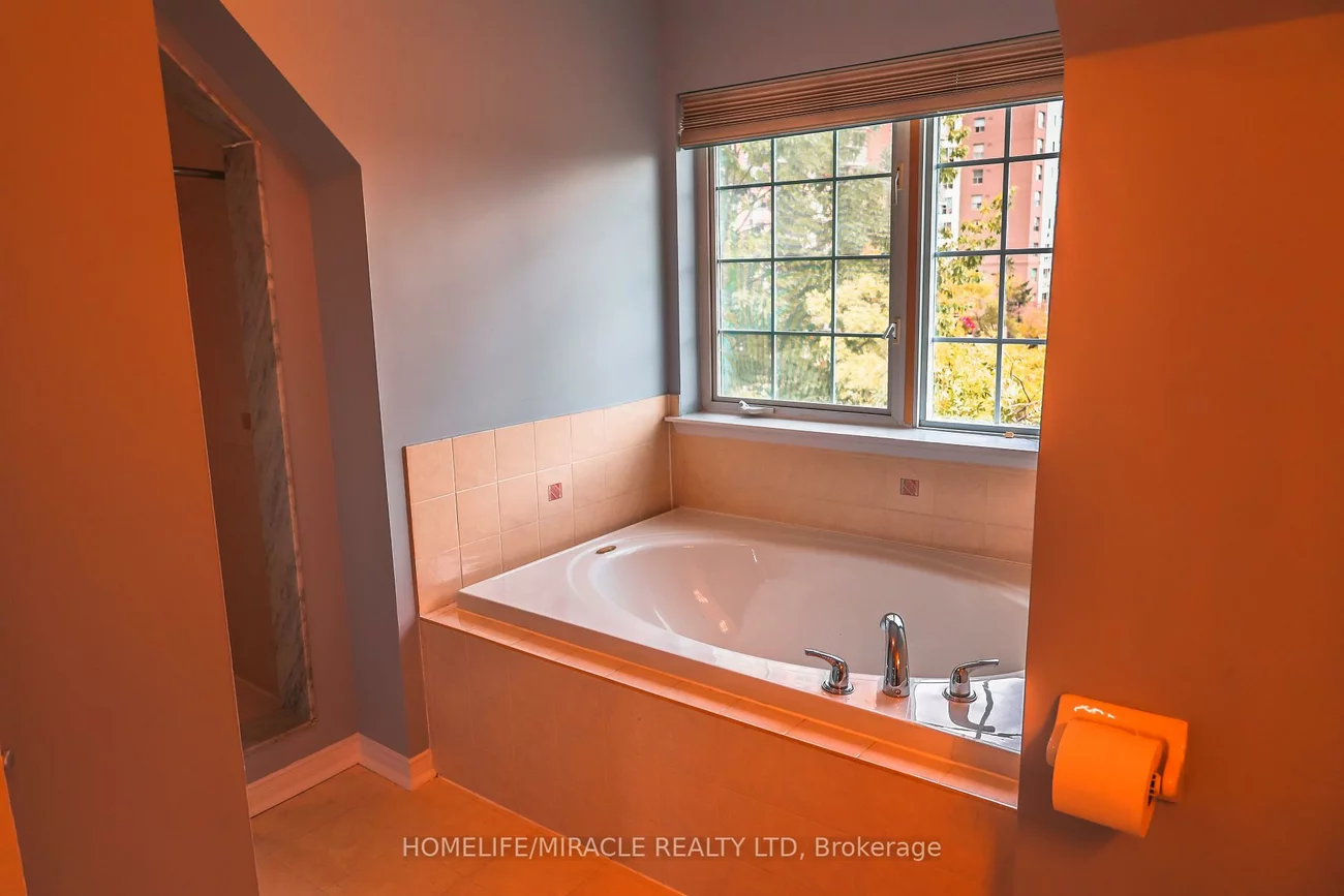 75, Strathaven, Hurontario, Mississauga