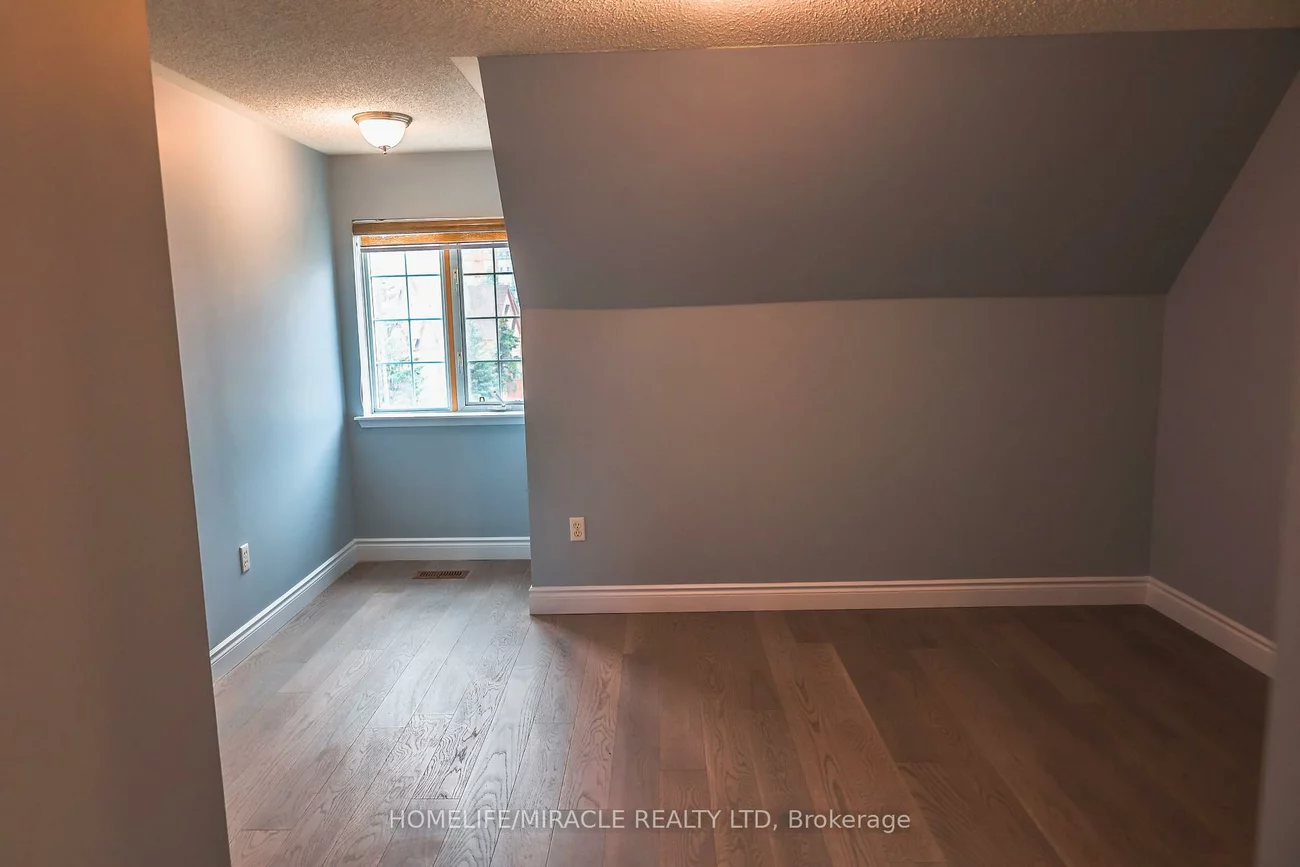 75, Strathaven, Hurontario, Mississauga