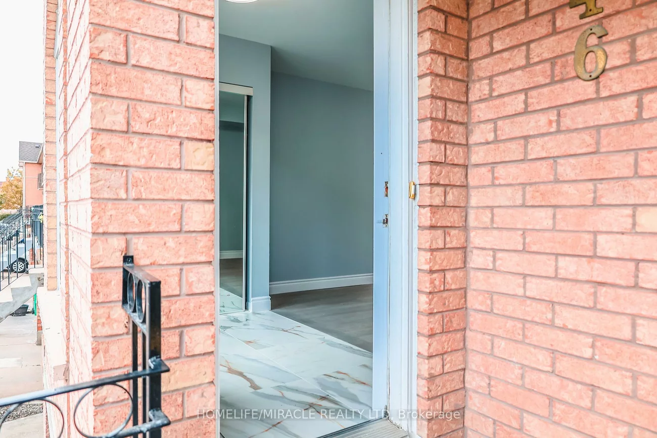 75, Strathaven, Hurontario, Mississauga