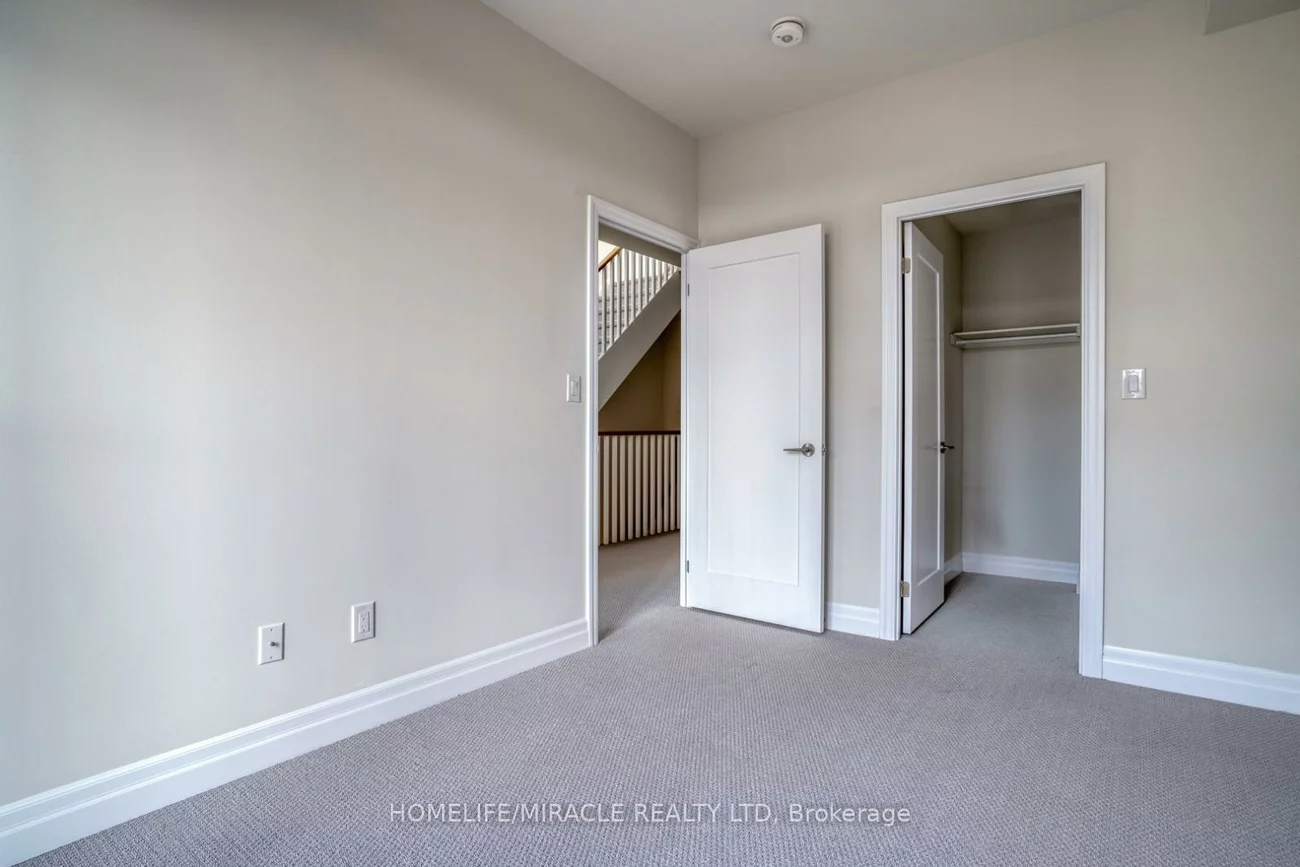 1205, Gooseberry, Mineola, Mississauga