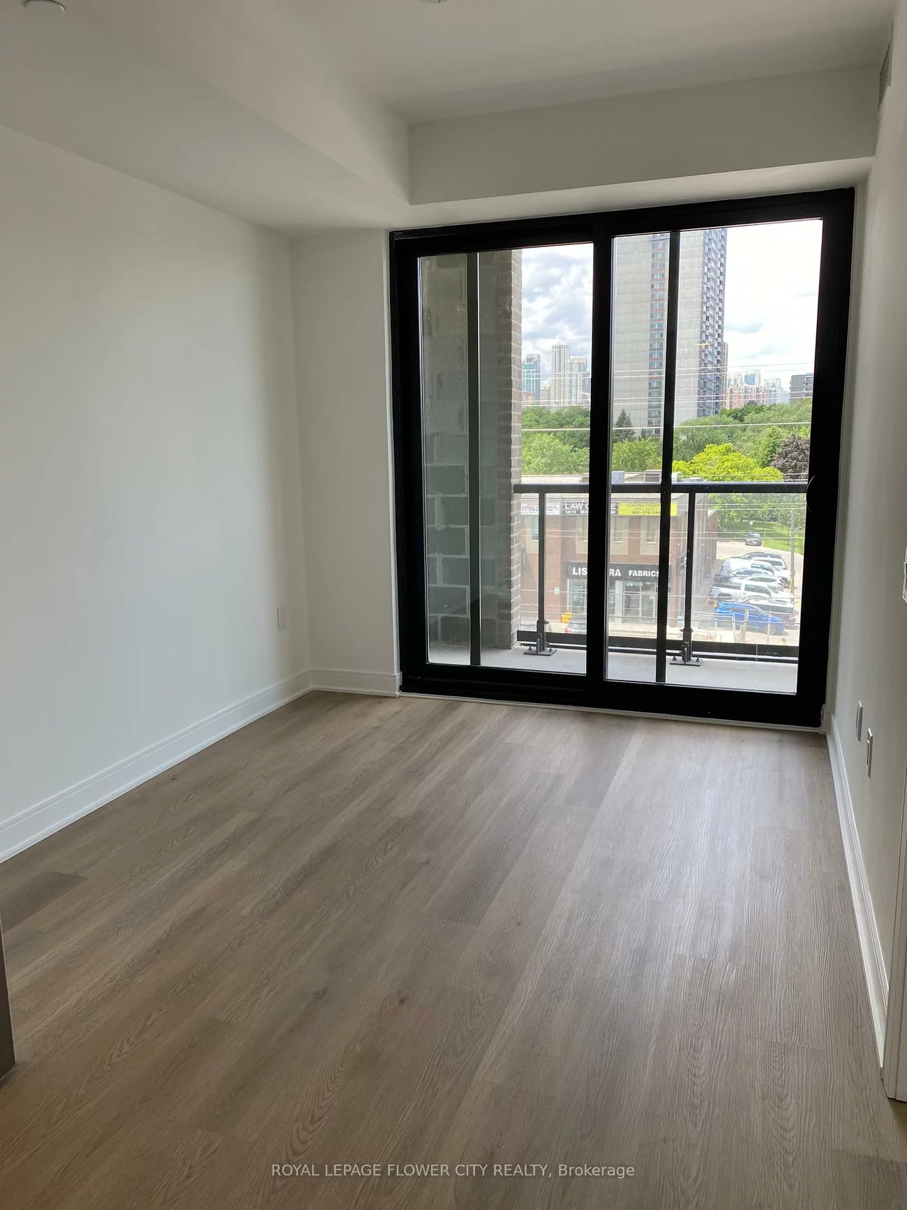 86, Dundas, Cooksville, Mississauga