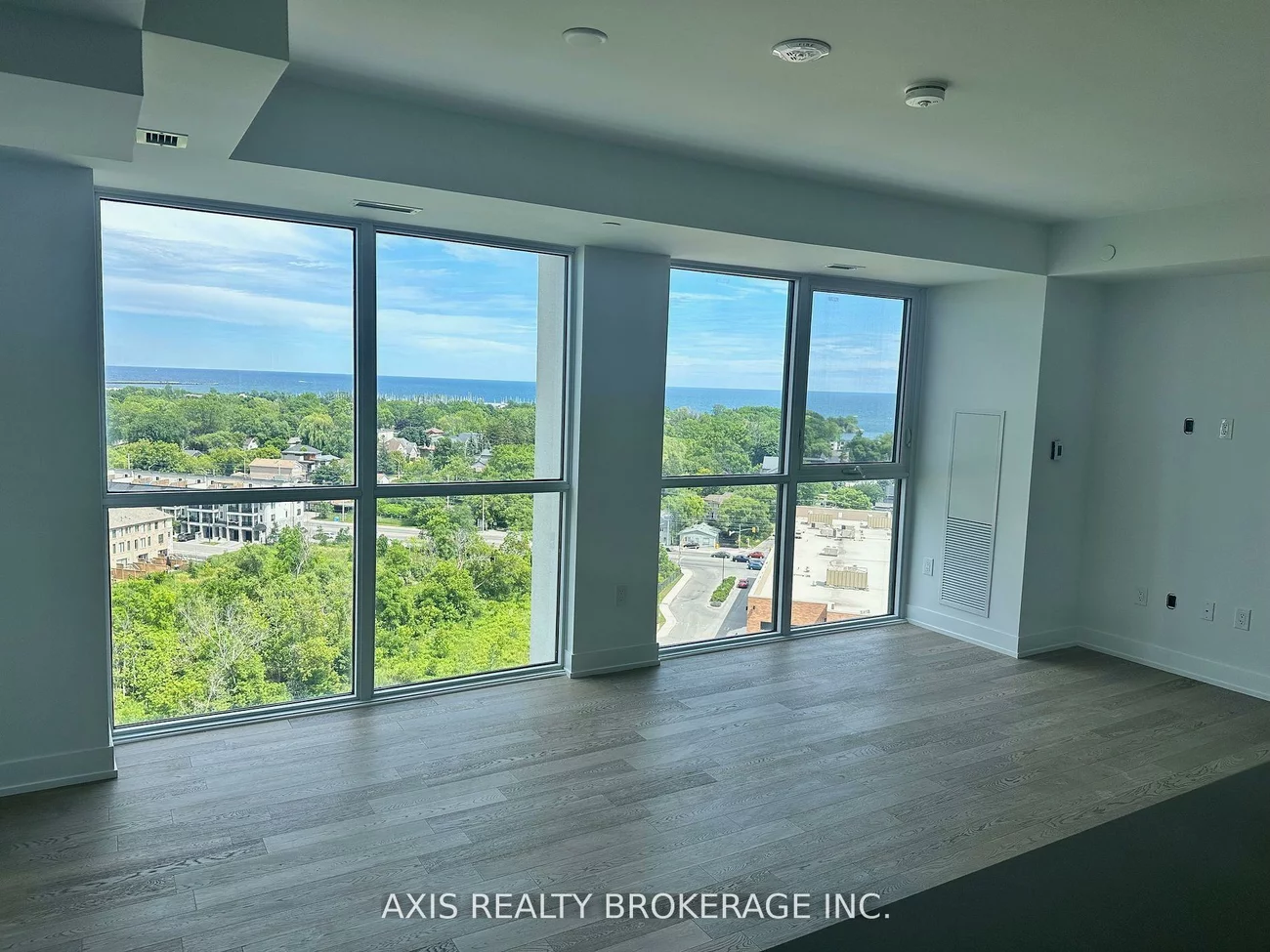 1063, Douglas Mccurdy Comm, Lakeview, Mississauga