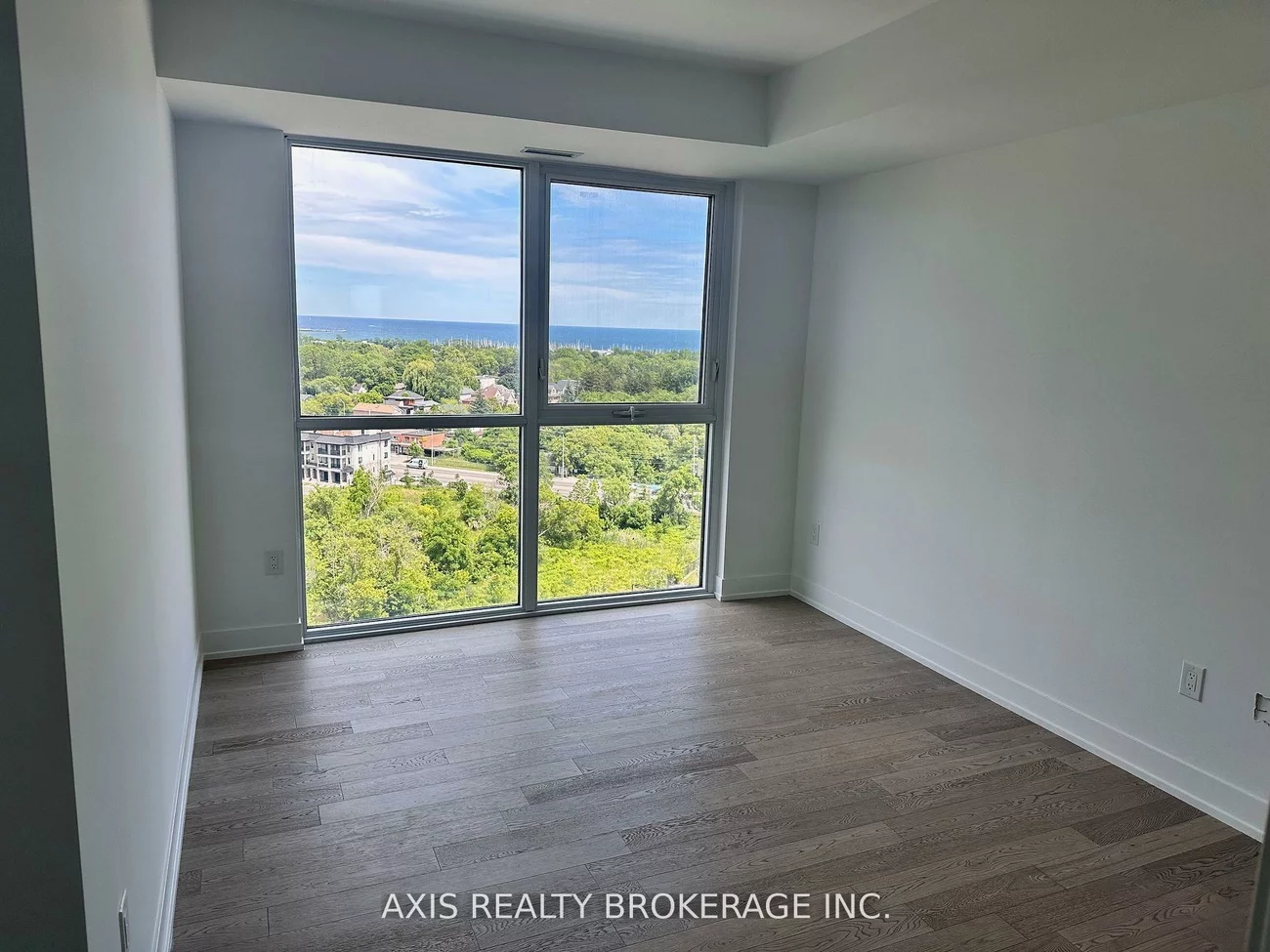 1063, Douglas Mccurdy Comm, Lakeview, Mississauga