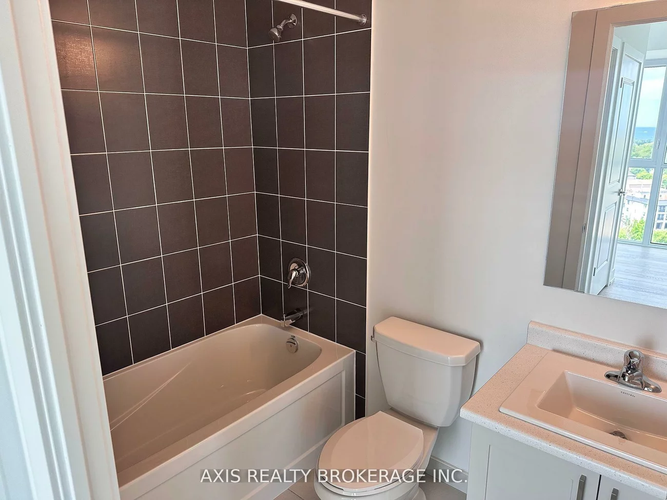 1063, Douglas Mccurdy Comm, Lakeview, Mississauga