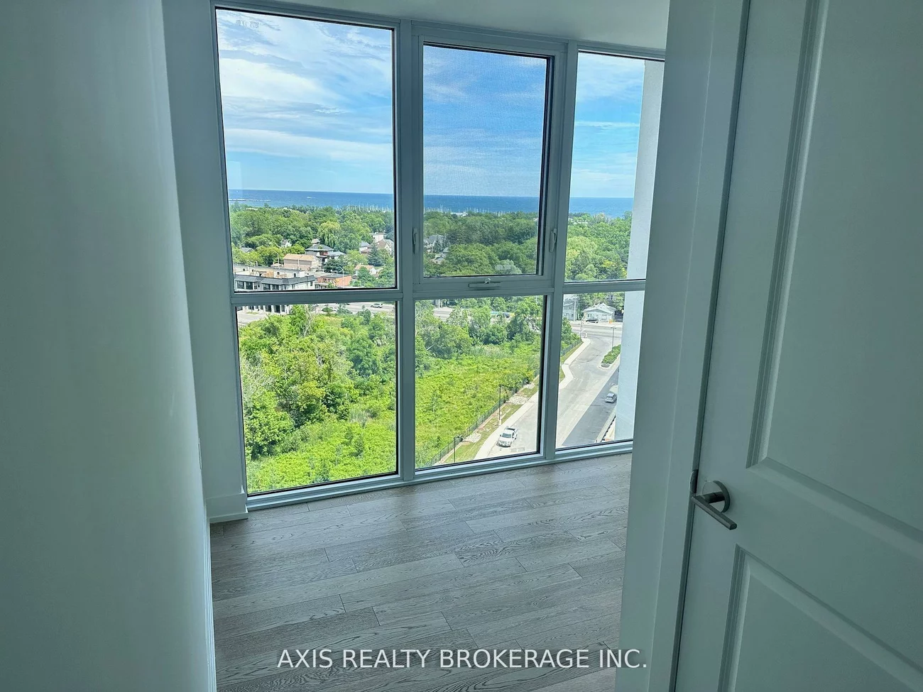 1063, Douglas Mccurdy Comm, Lakeview, Mississauga
