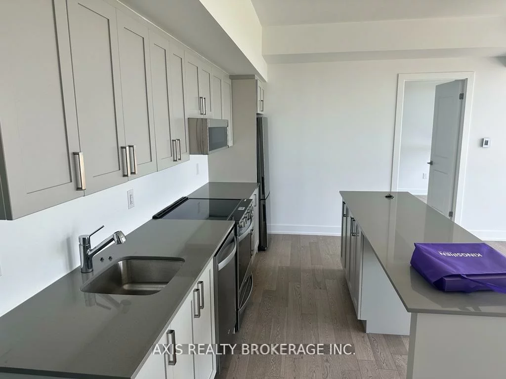 1063, Douglas Mccurdy Comm, Lakeview, Mississauga