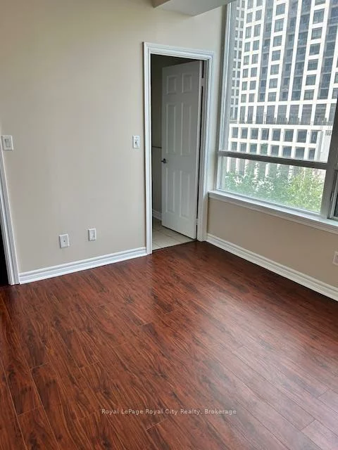 3504, Hurontario, Fairview, Mississauga