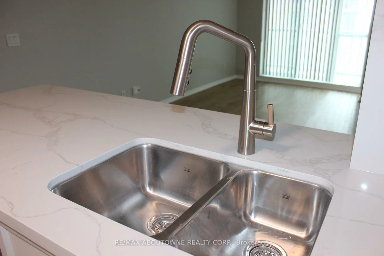 2565, Erin Centre, Central Erin Mills, Mississauga