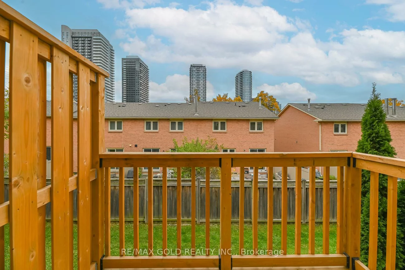 50, Strathaven, Hurontario, Mississauga