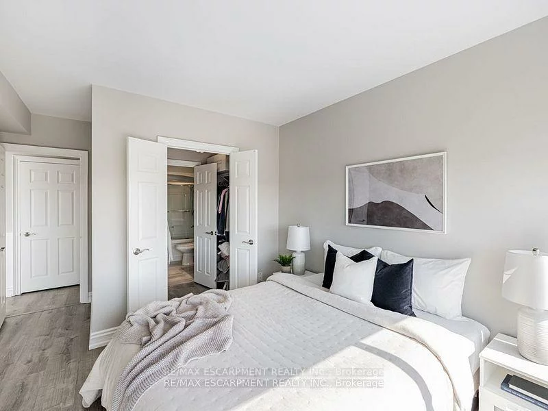 880, Dundas, Erindale, Mississauga