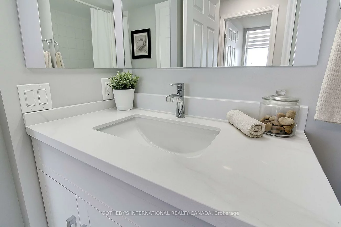 55, Strathaven, Hurontario, Mississauga