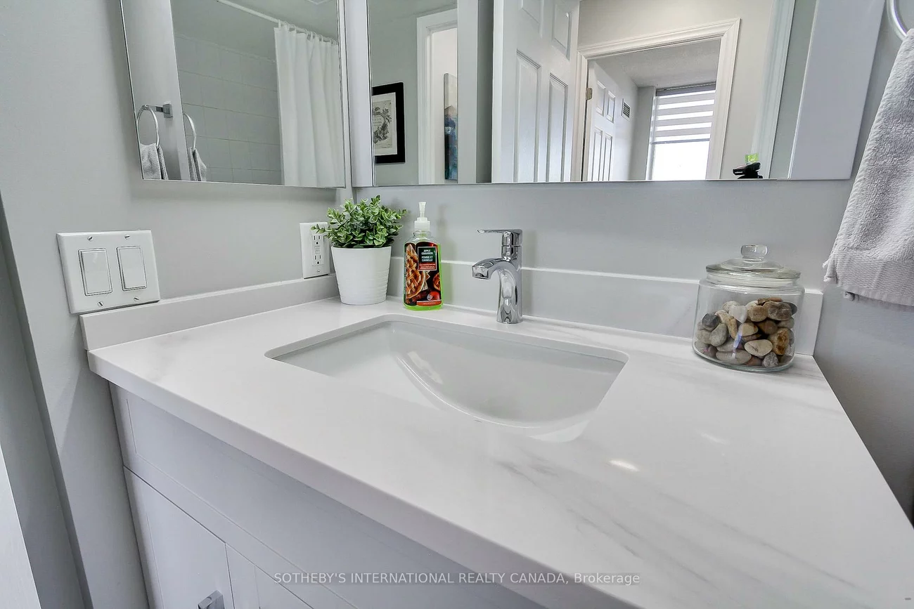 55, Strathaven, Hurontario, Mississauga