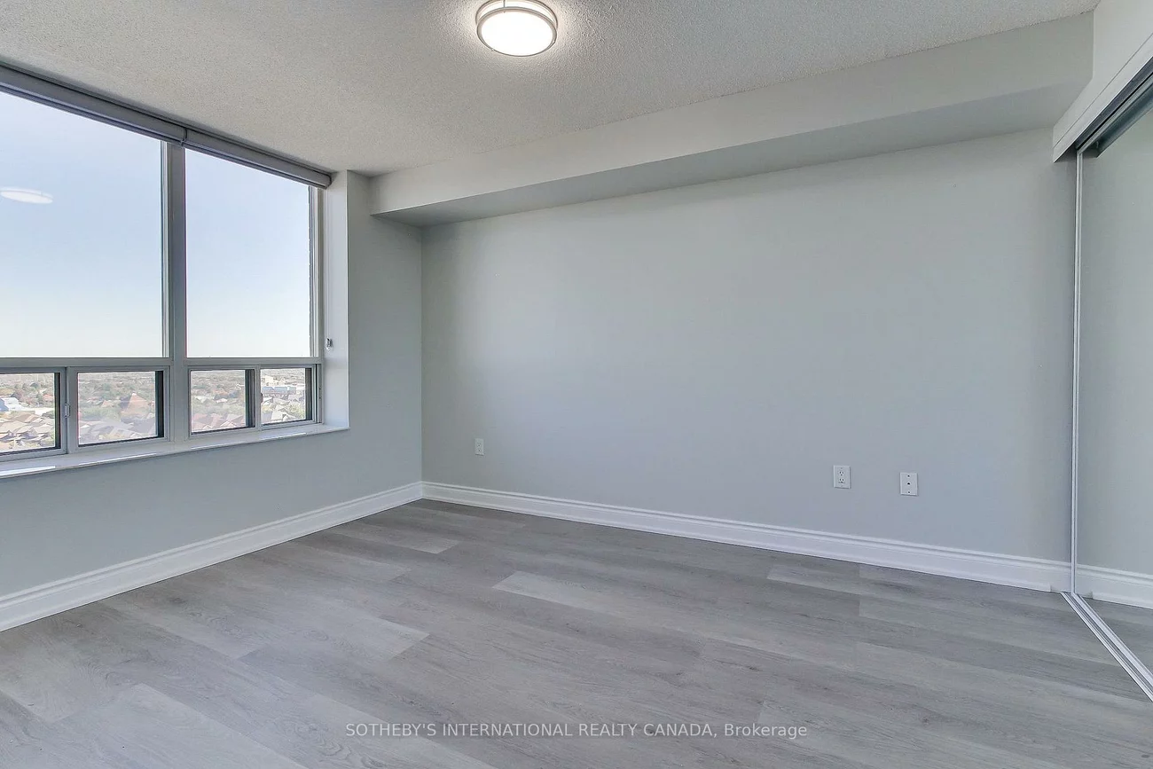 55, Strathaven, Hurontario, Mississauga