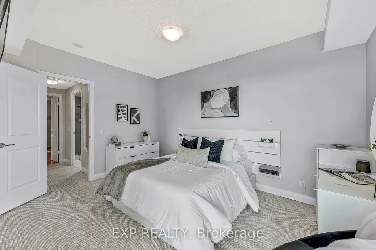 1055, Southdown, Clarkson, Mississauga