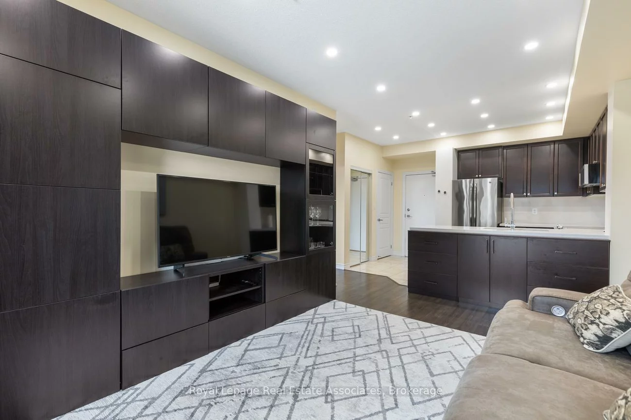 570, Lolita, Mississauga Valleys, Mississauga