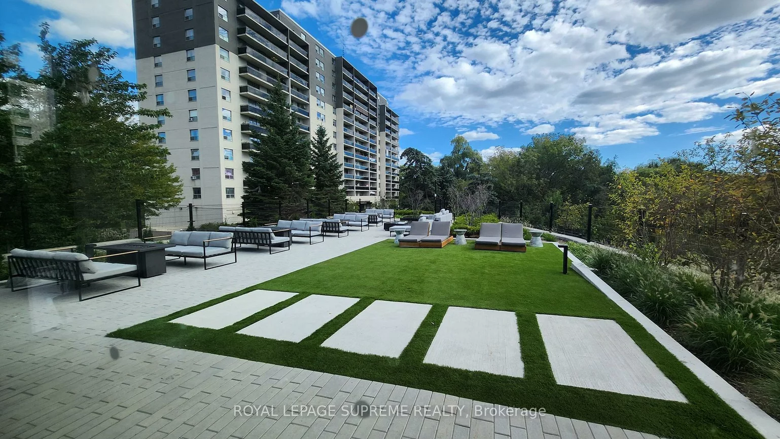 86, Dundas, Cooksville, Mississauga