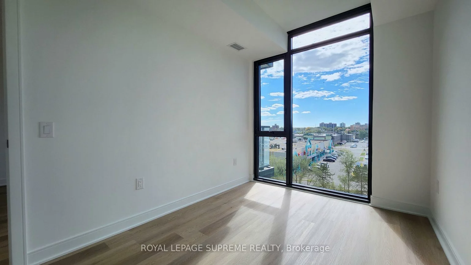 86, Dundas, Cooksville, Mississauga