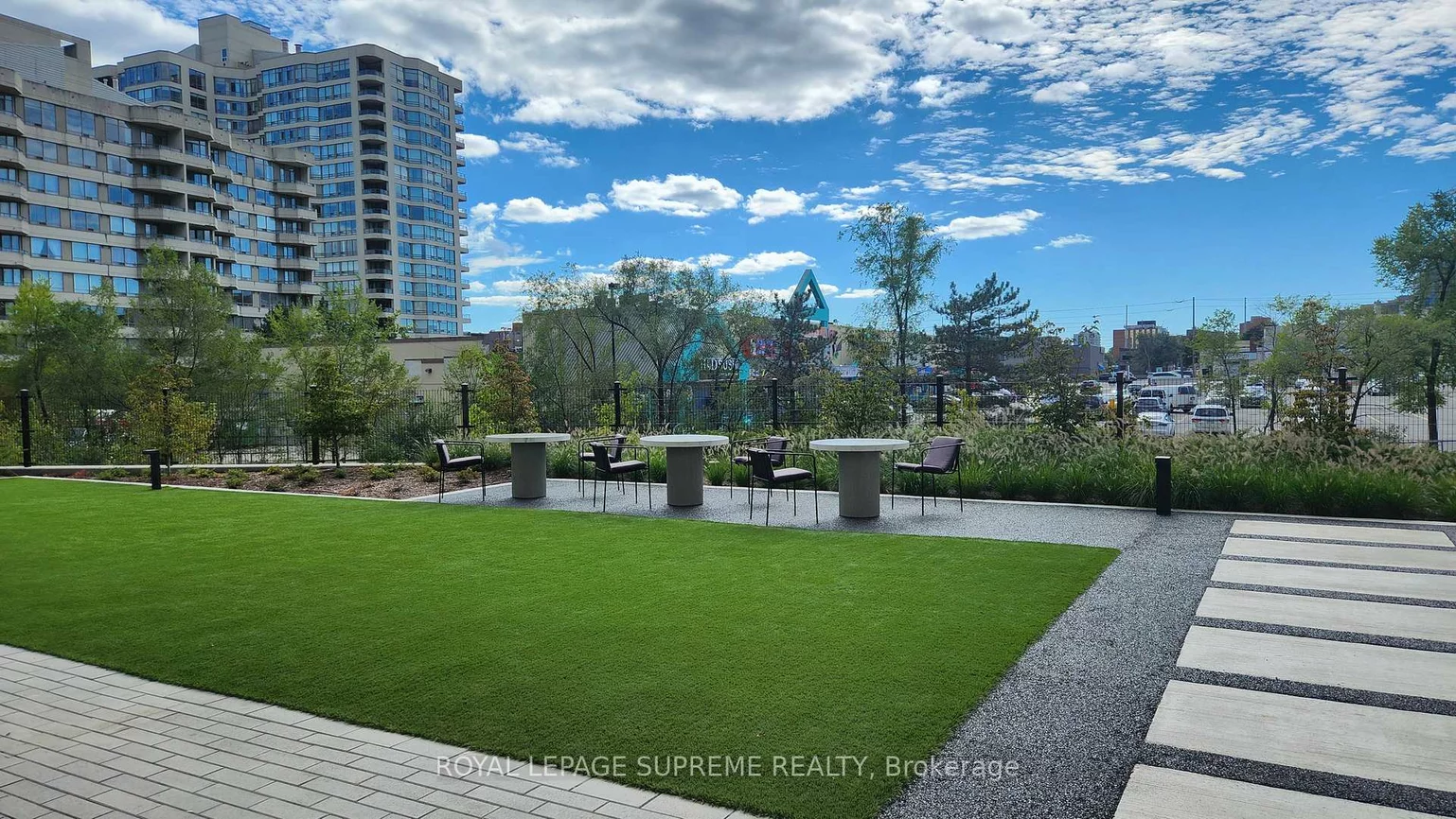 86, Dundas, Cooksville, Mississauga