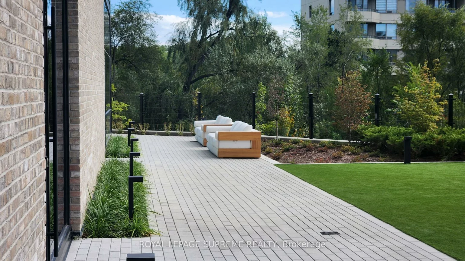 86, Dundas, Cooksville, Mississauga