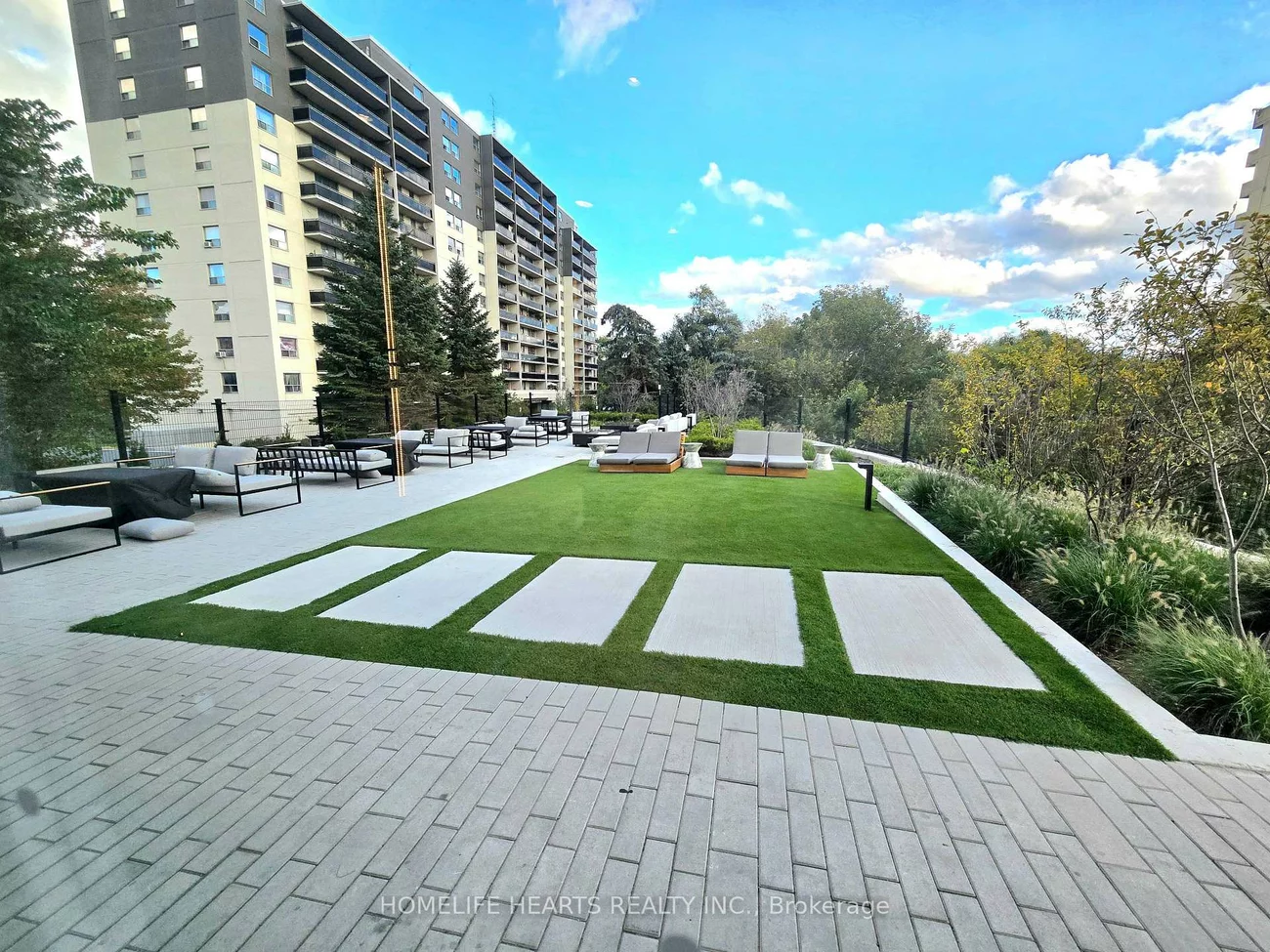 86, Dundas, Cooksville, Mississauga