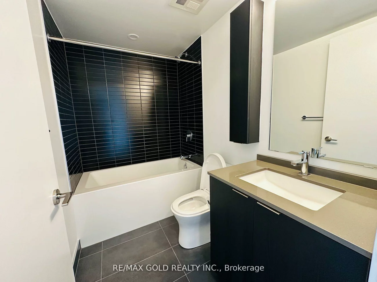 86, Dundas, Cooksville, Mississauga