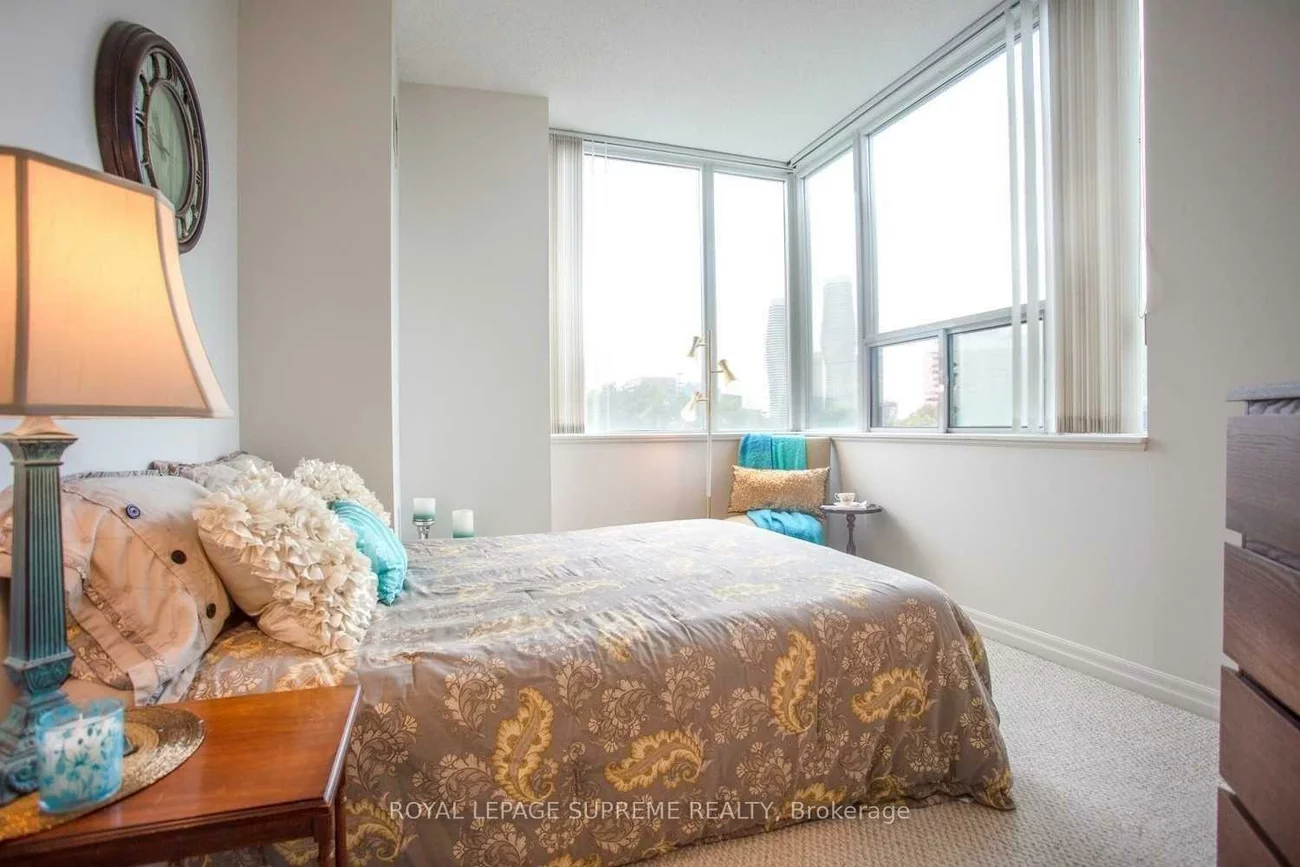 220, Burnhamthorpe, City Centre, Mississauga