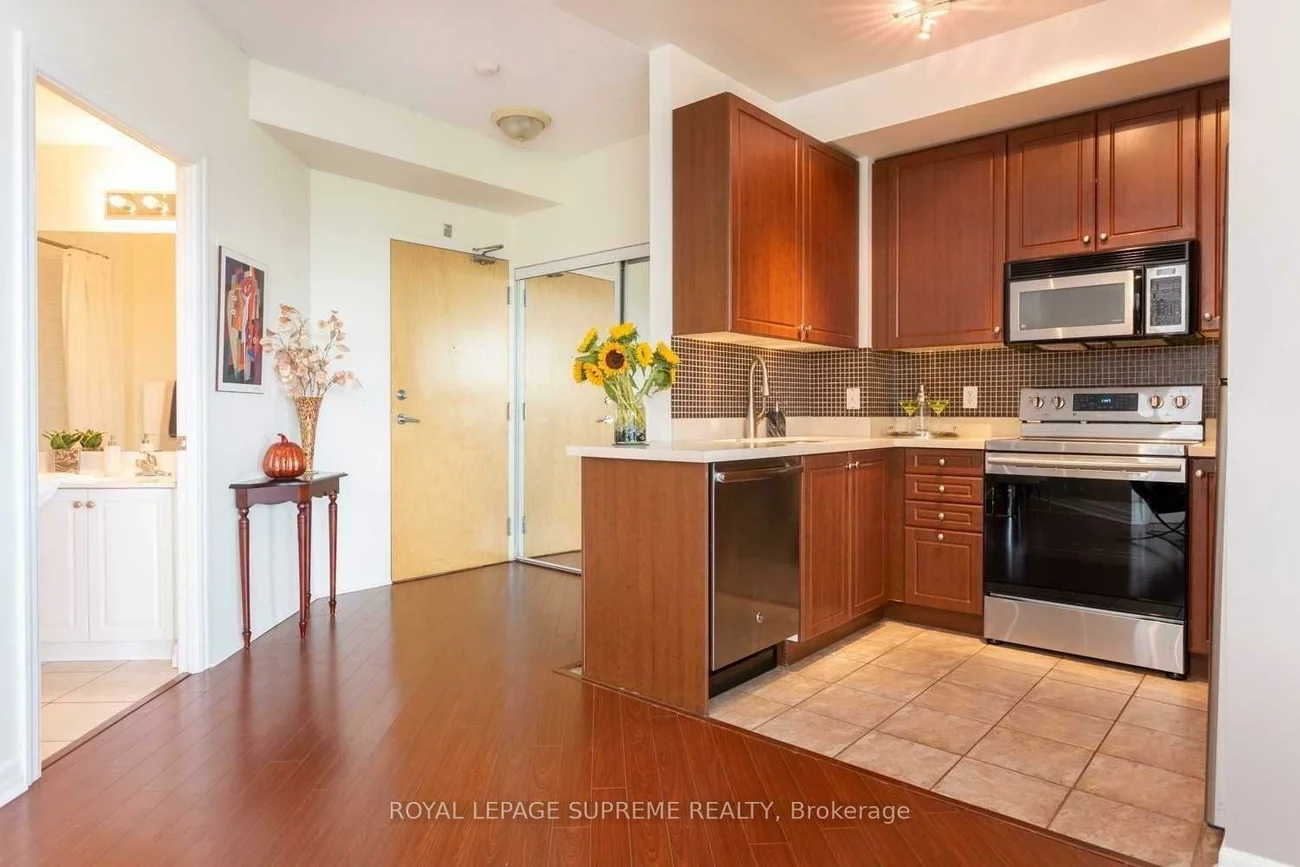 220, Burnhamthorpe, City Centre, Mississauga