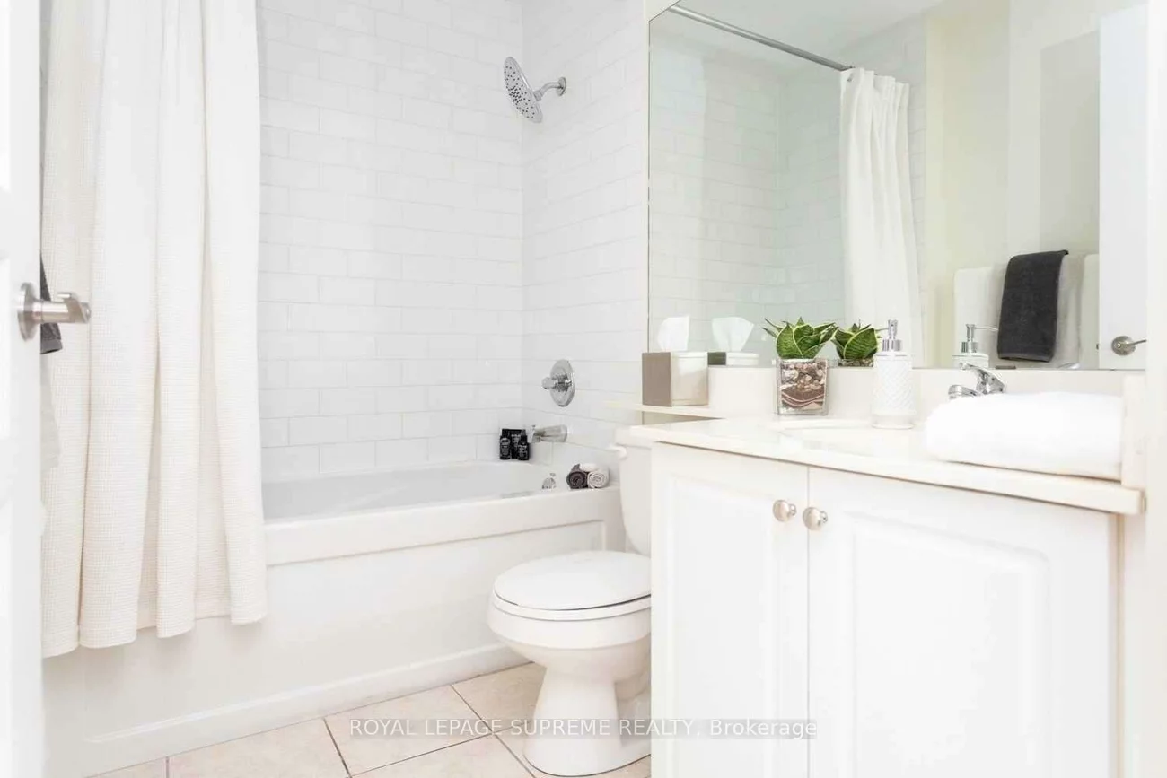 220, Burnhamthorpe, City Centre, Mississauga