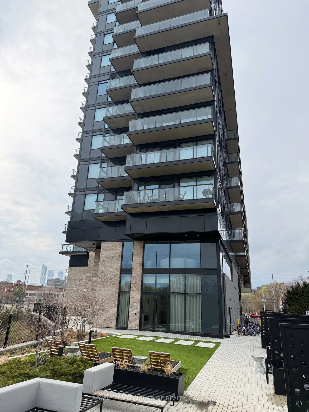 86, Dundas, Cooksville, Mississauga