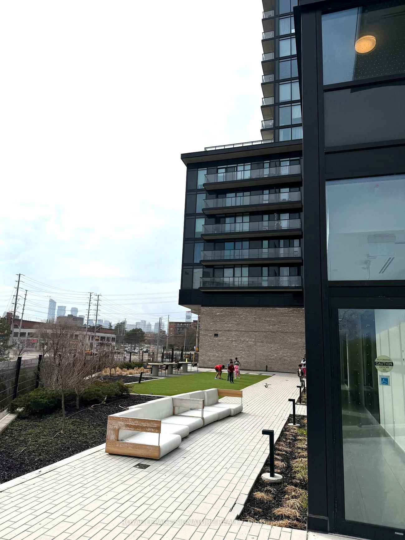 86, Dundas, Cooksville, Mississauga