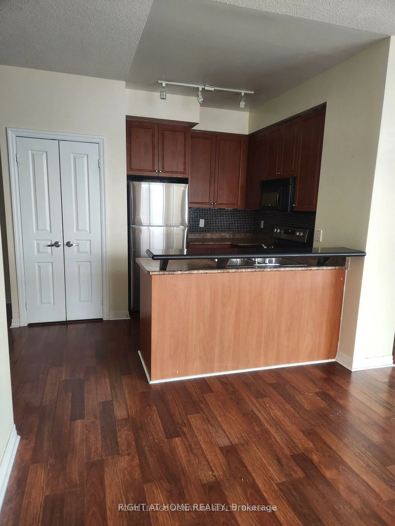 220, Burnhamthorpe, City Centre, Mississauga
