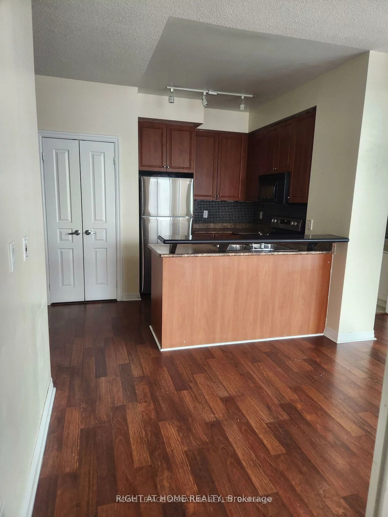 220, Burnhamthorpe, City Centre, Mississauga