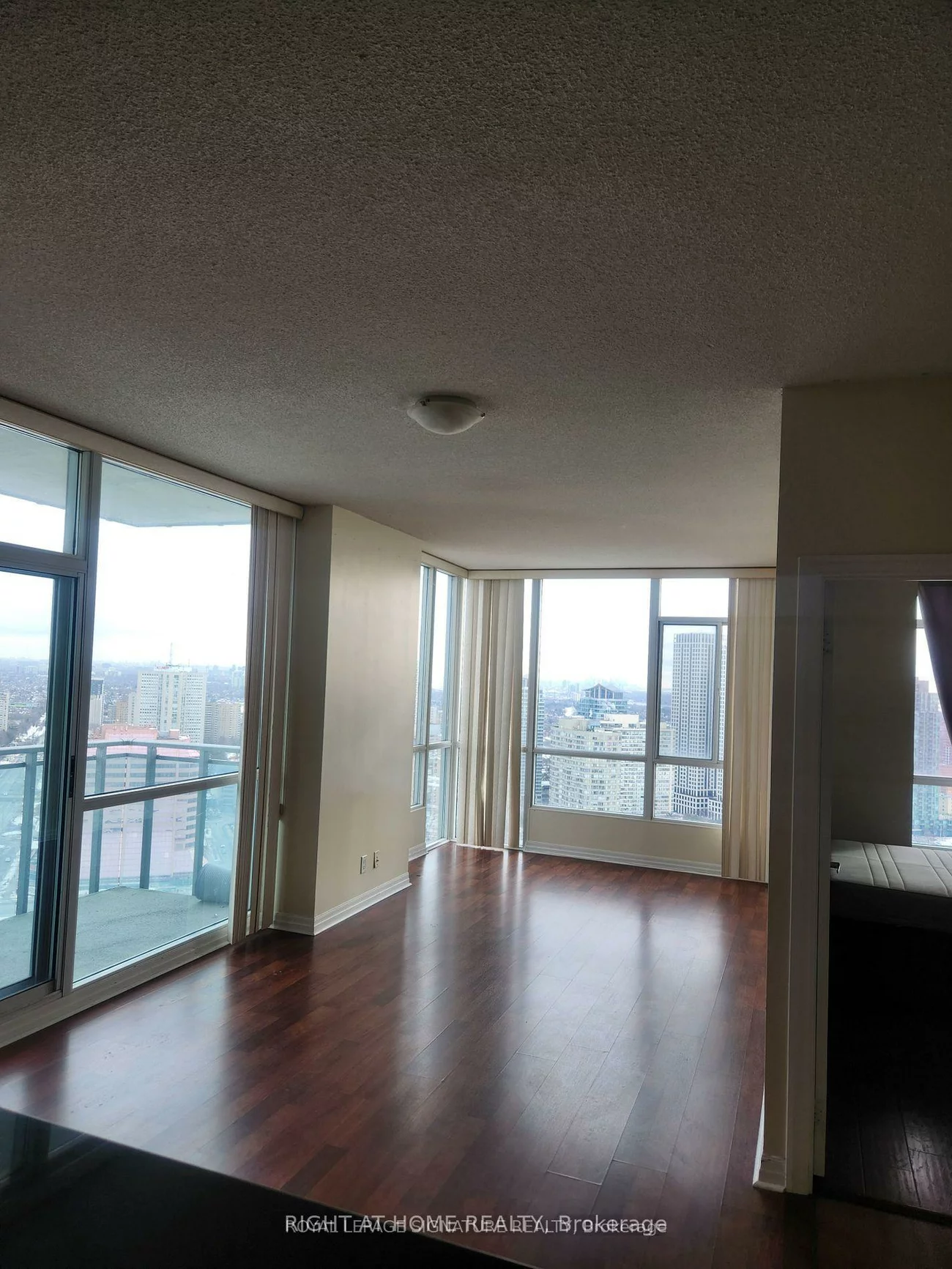 220, Burnhamthorpe, City Centre, Mississauga