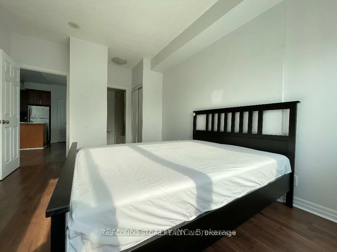220, Burnhamthorpe, City Centre, Mississauga